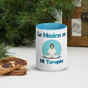 La música es mi terapia - Taza con Color en el Interior