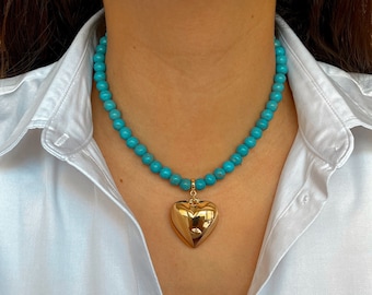 Türkisfarbene Perlenkette mit goldenem Herzanhänger | Schmuckgeschenk | Resort-Schmuck | Geschenk für Freundinnen