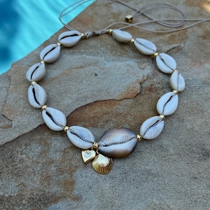 Cowrie shell choker Beach shell necklace Seashell choker necklace Necklace layering Handmade shell necklace Cute necklace Personalized
