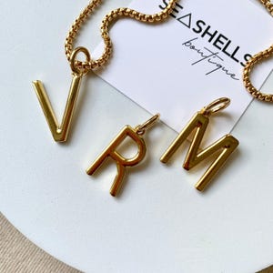 Collar con inicial