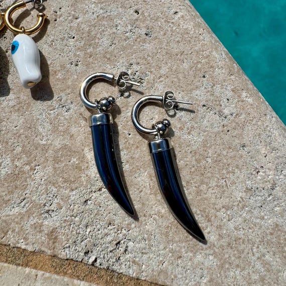 パールフープチャームピアス：魚と牙のチャーム | ジュエリーギフト 