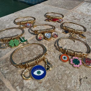 Regalo para mamá / Pulsera con dijes / Pulsera con dijes de inicial personalizada / Pulsera con dijes de letras doradas / Pulsera de deseos / Regalo para ella
