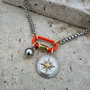 Orange Karabiner Verschluss Halskette | Mixed Metals Charm Halskette | Benutzerdefinierte Charm Halskette | Boxchain aus Silber