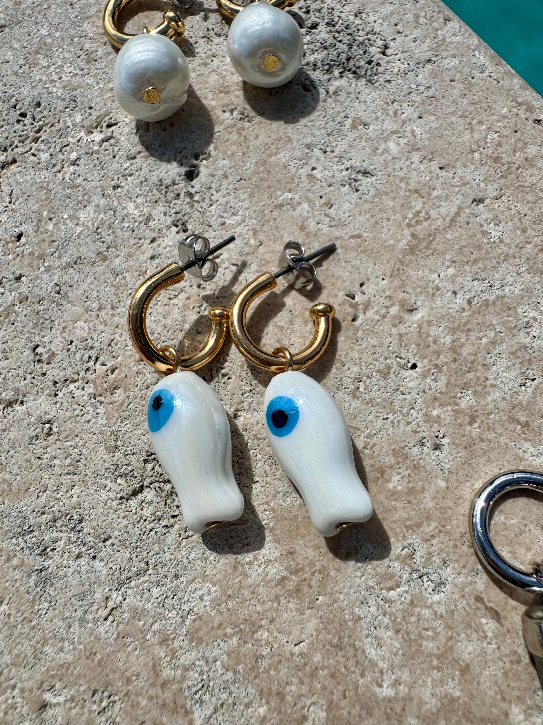 パールフープチャームピアス：魚と牙のチャーム | ジュエリーギフト 