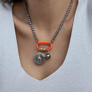 Orange Karabiner Verschluss Halskette | Mixed Metals Charm Halskette | Benutzerdefinierte Charm Halskette | Boxchain aus Silber
