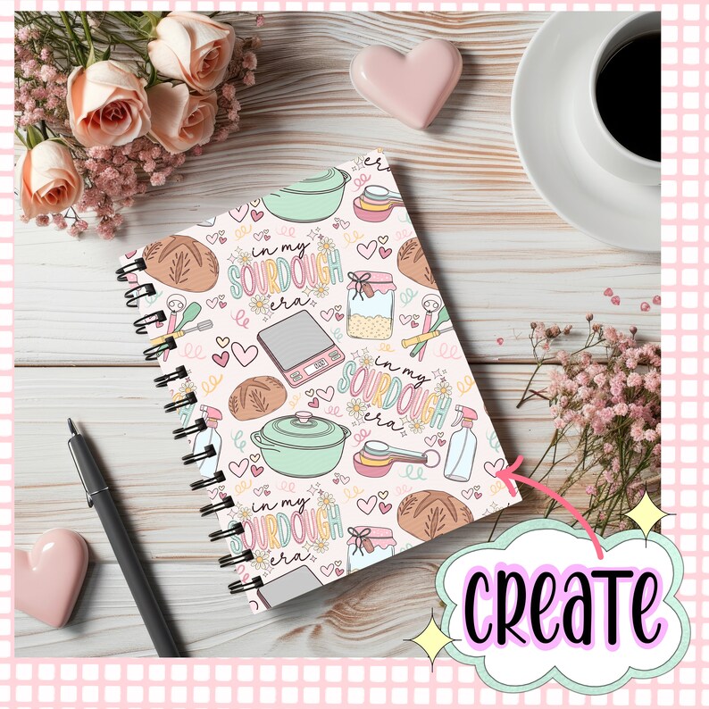 Pu&ograve; includere: Un quaderno a spirale con un motivo rosa, bianco e verde con illustrazioni di pane a lievitazione naturale, una bilancia, un misurino, un barattolo di lievito madre e il testo "in my sourdough era".