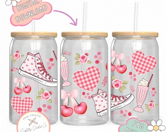 Può includere: Tre bicchieri di vetro trasparente con cuori a quadri rosa e bianchi, ciliegie e un design a forma di milkshake. I bicchieri hanno un coperchio di legno e una cannuccia. Il testo "Digitally Doodled Co. Est 2023 Digital Designs" è sul bicchiere in basso a sinistra.