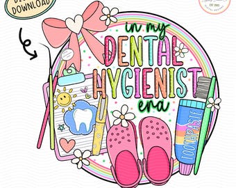Może przedstawiać: Kolorowy projekt cyfrowy z tekstem "in my DENTAL HYGIENIST era". Obraz zawiera schowek, różowe chodaki, szczoteczkę do zębów i tubkę pasty do zębów. Duża różowa kokarda i kwiaty zdobią projekt.