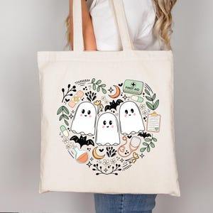 Läskig sjuksköterska PNG•Förlossnings- och Halloween-festligheter•Medicinskt spöke PNG•Läskigt sött PNG•Halloween-sjukskötersketröjadesign•Söt spökeklotter PNG•Boho PNG bild 3