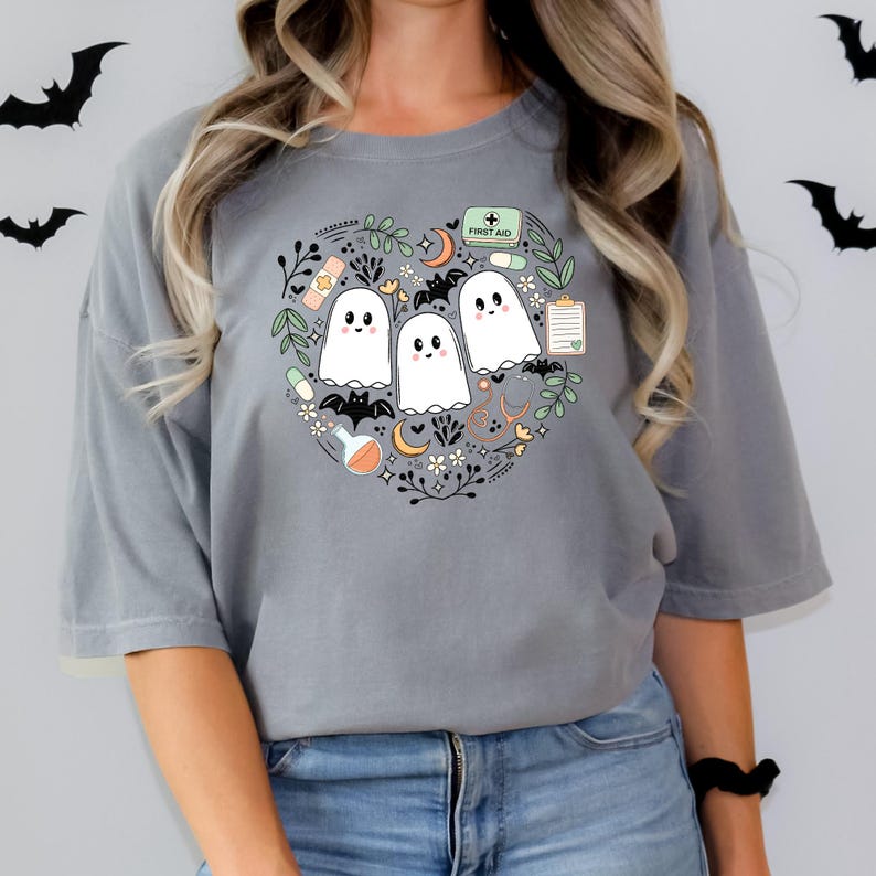 Läskig sjuksköterska PNG•Förlossnings- och Halloween-festligheter•Medicinskt spöke PNG•Läskigt sött PNG•Halloween-sjukskötersketröjadesign•Söt spökeklotter PNG•Boho PNG bild 4