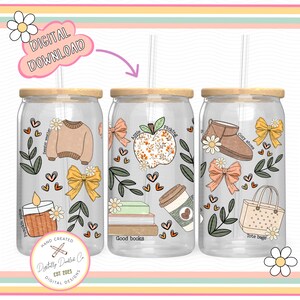 Puede incluir: Tres vasos transparentes con tapas marrones y pajitas. Cada vaso tiene un dise&ntilde;o diferente de tem&aacute;tica oto&ntilde;al con texto que dice "Pumpkin spice", "Good books" y "Cozy shoes".