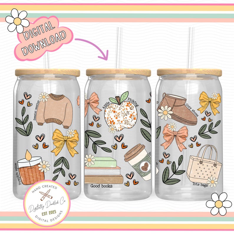 Puede incluir: Tres vasos transparentes con tapas marrones y pajitas. Cada vaso tiene un dise&ntilde;o diferente de tem&aacute;tica oto&ntilde;al con texto que dice "Pumpkin spice", "Good books" y "Cozy shoes".