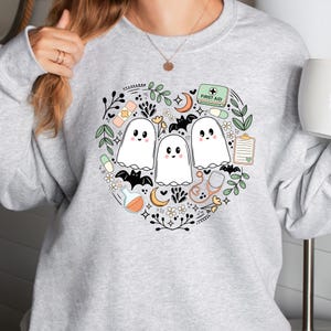 Läskig sjuksköterska PNG•Förlossnings- och Halloween-festligheter•Medicinskt spöke PNG•Läskigt sött PNG•Halloween-sjukskötersketröjadesign•Söt spökeklotter PNG•Boho PNG bild 6