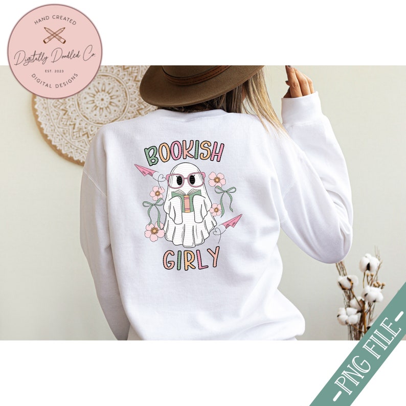 K&ouml;nnte beinhalten: Wei&szlig;er Pullover mit einem Geist, der eine Brille tr&auml;gt und ein Buch liest. Der Text "BOOKISH GIRLY" ist auf dem Pullover aufgedruckt.