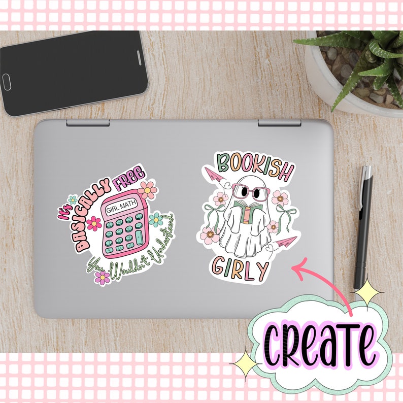 K&ouml;nnte beinhalten: Zwei Aufkleber auf einem Laptop. Der erste Aufkleber ist rosa und sagt "My Basically Free You Wouldn't Understand" mit einem rosa Taschenrechner, auf dem "Girl Math" steht. Der zweite Aufkleber ist wei&szlig; und sagt "Bookish Girly" mit einem Geist, der eine Brille tr&auml;gt und ein Buch liest.