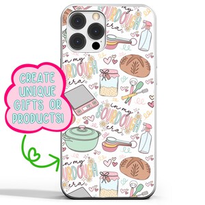 Pu&ograve; includere: Custodia bianca per iPhone con un motivo ripetuto di pane a lievitazione naturale, barattoli di lievito madre, utensili da cucina e il testo "In my sourdough era".