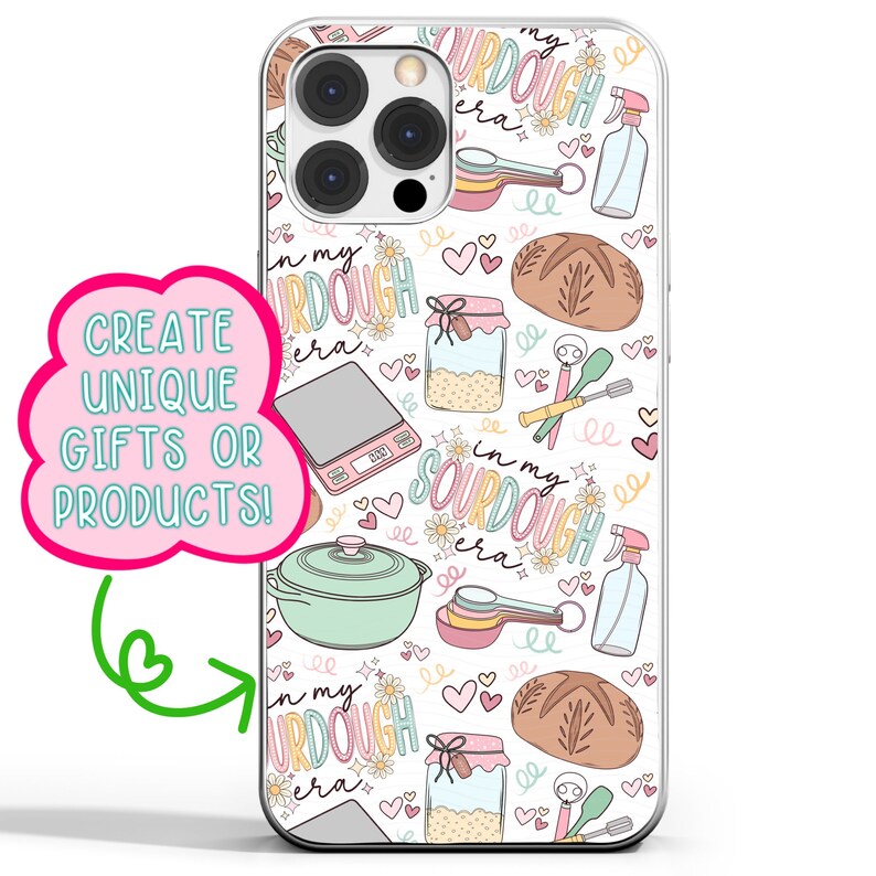 Pu&ograve; includere: Custodia bianca per iPhone con un motivo ripetuto di pane a lievitazione naturale, barattoli di lievito madre, utensili da cucina e il testo "In my sourdough era".