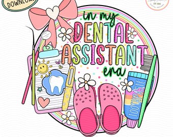 Może przedstawiać: Kolorowy projekt cyfrowy z tekstem "in my DENTAL ASSISTANT era". Projekt zawiera różową kokardę, schowek, długopis, różowe chodaki, szczoteczkę do zębów i pastę do zębów. Obecny jest również tekst "DIGITAL DOWNLOAD".
