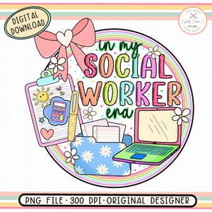 Pode incluir: Uma ilustração digital colorida de uma mesa de trabalho social com um laptop, uma pasta, uma caneta, uma calculadora e uma prancheta. O texto "in my social worker era" está escrito em uma fonte arco-íris.