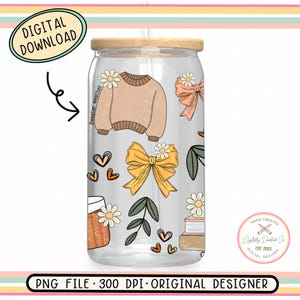 Puede incluir: Un vaso de vidrio transparente con tapa de madera y una pajita. El vaso est&aacute; decorado con una variedad de ilustraciones, incluyendo un su&eacute;ter, lazos, flores y hojas. El texto "Sweater weather" est&aacute; escrito en el lateral del vaso.
