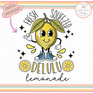 Pu&ograve; includere: Un limone di cartone animato con un viso sorridente, che indossa scarpe da ginnastica blu e fa un pollice in su, con il testo "Fresh Squeezed Delulu Lemonade" in bianco e nero.