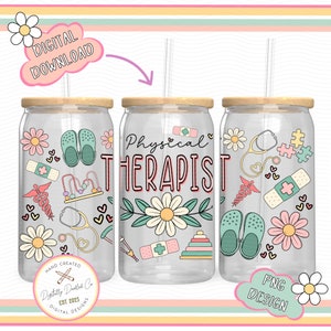 Puede incluir: Tres vasos de vidrio transparente con tapas de madera y pajitas. Cada vaso presenta un diseño diferente relacionado con la fisioterapia, incluyendo margaritas, símbolos médicos y el texto "Physical Therapist."