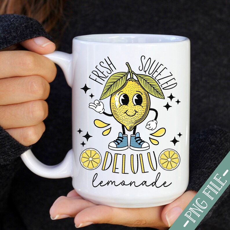 Pu&ograve; includere: Una tazza in ceramica bianca con un personaggio di limone dei cartoni animati che indossa scarpe da ginnastica e il testo "Fresh Squeezed Delulu Lemonade".