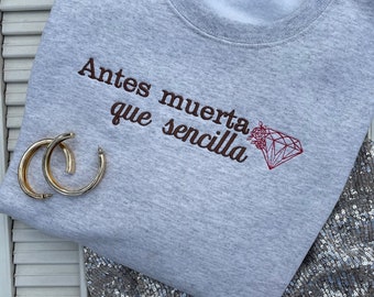 Embroidered  crewneck with iconic Spanish quote- Antes muerta que Sencilla