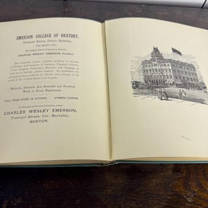 Puede incluir: Una imagen en blanco y negro de un edificio con un letrero que dice "Emerson College of Oratory, Tremont Street, Corner Berkeley, Boston."