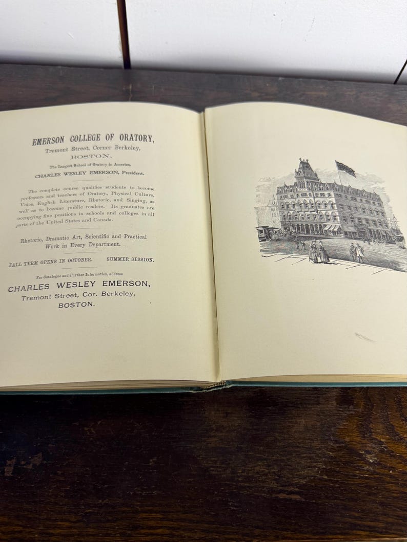 Puede incluir: Una imagen en blanco y negro de un edificio con un letrero que dice "Emerson College of Oratory, Tremont Street, Corner Berkeley, Boston."