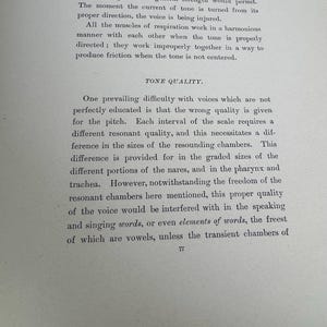 Puede incluir: Una p&aacute;gina de un libro titulado "Psycho Vox" que trata sobre la calidad del tono en el canto. El texto explica que las diferentes notas requieren diferentes cualidades resonantes, que se logran ajustando el tama&ntilde;o de las c&aacute;maras vocales.
