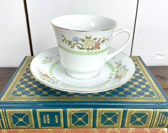 Taza de té vintage con flores, borde festoneado verde y borde dorado, porcelana