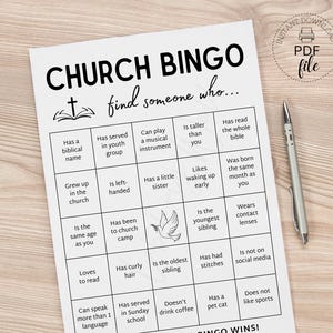 Puede incluir: Un juego imprimible de Bingo de la Iglesia en blanco y negro con un bolígrafo. La tarjeta de bingo tiene una cuadrícula de indicaciones como "Tiene un nombre bíblico" y "Tiene la misma edad que tú". Las palabras "Descarga instantánea archivo PDF" están en la esquina superior derecha.