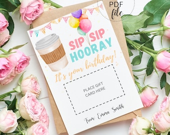 Może przedstawiać: Drukowana kartka urodzinowa z kubkiem kawy, balonami i tekstem "Sip Sip Hooray It's your birthday!"  Jest miejsce na włożenie karty podarunkowej z tekstem "Place Gift Card Here". Kartka jest podpisana "From: Emma Smith".