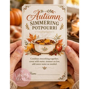 Puede incluir: Una tarjeta rectangular titulada Autumn Simmering Potpourri con una ilustración de una olla llena de rodajas de naranja, ramas de canela y piñas. Incluye instrucciones para combinar los ingredientes y cocinar a fuego lento.
