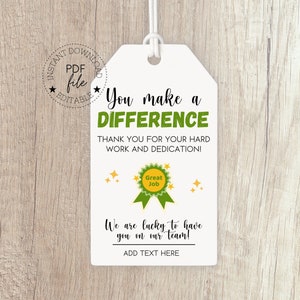 Peut inclure: Une étiquette cadeau imprimable blanche avec du texte vert qui dit "Vous faites une DIFFÉRENCE. Merci pour votre travail acharné et votre dévouement !" Un ruban vert et jaune avec les mots "Excellent travail" est au centre de l'étiquette. L'étiquette comprend également le texte "Nous avons de la chance de vous avoir dans notre équipe !" et "AJOUTER DU TEXTE ICI."