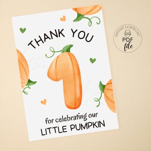 Puede incluir: Tarjeta de agradecimiento con una calabaza con forma de número uno. La tarjeta tiene un fondo blanco con corazones verdes y naranjas y dice "Gracias por celebrar nuestra pequeña calabaza".