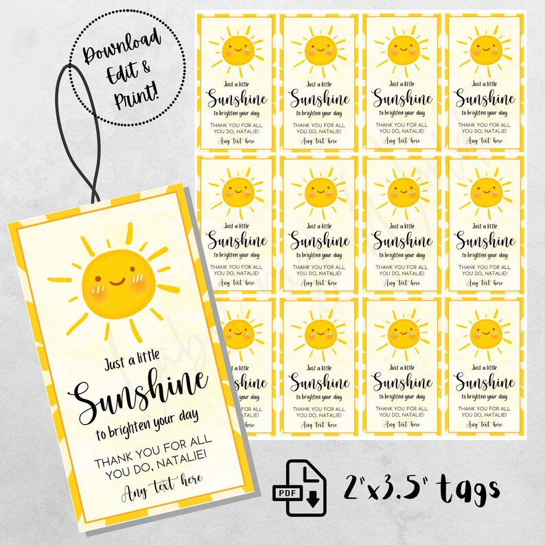 Pu&ograve; includere: Etichette regalo stampabili da 2x3,5 pollici con un sole giallo sorridente. Le etichette hanno uno sfondo a strisce giallo e bianco e il testo "Just a little Sunshine to brighten your day. Thank you for all you do, Natalie! Any text here."