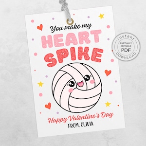 Puede incluir: Una etiqueta de regalo blanca de San Valentín con una ilustración de voleibol. La etiqueta dice "You make my HEART SPIKE" en rosa y rojo, con "Happy Valentine's Day" y "FROM, OLIVIA" en la parte inferior. Incluye una insignia de "PDF Download".