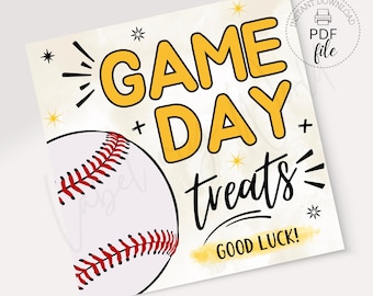 Puede incluir: Una pelota de béisbol blanca con costuras rojas y un cartel amarillo que dice "Game Day Treats" con estrellas y un fondo de acuarela amarillo. El cartel también dice "Good Luck!"
