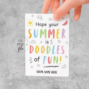 Etiqueta de regalo imprimible con tablero magnético para dibujar. Etiqueta de regalo personalizada "Esperamos que tu verano sea un garabato divertido". Descarga instantánea en PDF y JPG.