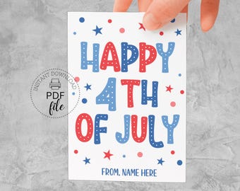 Puede incluir: Una tarjeta blanca con el texto "HAPPY 4TH OF JULY" en rojo y azul, con acentos de estrellas y puntos. La tarjeta también incluye el texto "FROM, NAME HERE" y un logotipo de "PDF file".