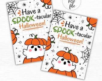 Puede incluir: Dos etiquetas de regalo imprimibles para Halloween con un fantasma que lleva un sombrero de calabaza. Las etiquetas tienen un fondo blanco con líneas de cuadrícula negras y el texto "Have a SPOOK-tacular Halloween!" en negro y verde. Las etiquetas miden 2,5 pulgadas por 3,5 pulgadas.
