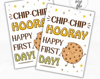 Puede incluir: Dos etiquetas con el texto "CHIP-CHIP HOORAY HAPPY FIRST DAY!" en marrón, amarillo y verde. Cada etiqueta presenta una galleta de dibujos animados con un mordisco. Las etiquetas miden 6,35 cm x 8,89 cm y son un archivo PDF.