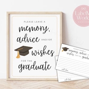 Op de afbeelding: Een ingelijst bord met de tekst "PLEASE LEAVE A memory, advice AND/OR wishes FOR THE graduate" en een illustratie van een afstudeerhoed. Inclusief bijpassende advieskaarten.