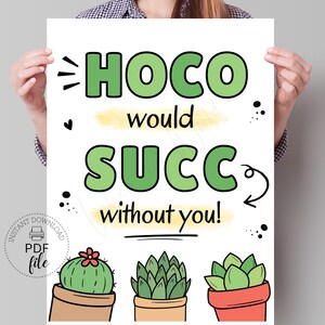 Pode incluir: Um cartaz branco com o texto "HOCO would SUCC without you!" em verde. O cartaz apresenta ilustrações de três suculentas em vasos e um ícone de arquivo PDF. O cartaz é segurado por uma pessoa.