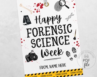 Könnte beinhalten: Ein weißes Etikett mit dem Text "Happy Forensic Science Week" und forensischen Illustrationen. Enthält einen Knochen, einen Fingerabdruck, einen DNA-Strang, eine Kamera, Fußabdrücke und ein "Crime Scene"-Warnband-Design am unteren Rand. Das Etikett ist mit einer Schnur befestigt.