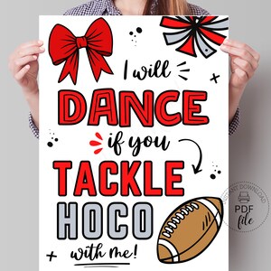 Puede incluir: Un póster blanco con texto rojo y negro que dice "I will DANCE if you TACKLE HOCO with me!". El diseño incluye un lazo rojo, un balón de fútbol y elementos decorativos. El póster está sostenido por una persona.