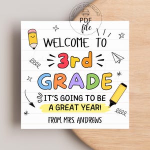 Könnte beinhalten: Eine weiße, druckbare PDF-Datei mit dem Text "WELCOME TO 3rd GRADE" in bunten Buchstaben. Das Design umfasst einen Bleistift, einen Marker, ein Papierflugzeug und Sterne. Der Text "IT'S GOING TO BE A GREAT YEAR!" ist ebenfalls enthalten.