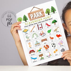 Könnte beinhalten: Ein ausdruckbares Park-Schnitzeljagd-Spiel mit farbenfrohen Illustrationen von Parkobjekten wie Schaukel, Rutsche und Fahrrad. Die Worte "PARK SCAVENGER HUNT" stehen oben.